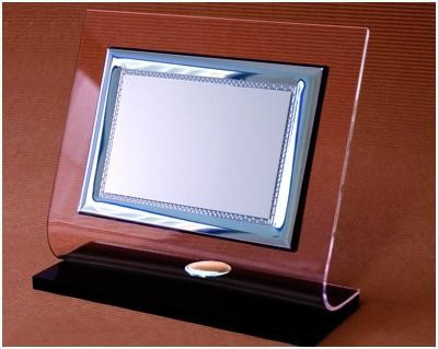 Art. 932  Targa con espositore in plexiglass e fregio Ag. 925.